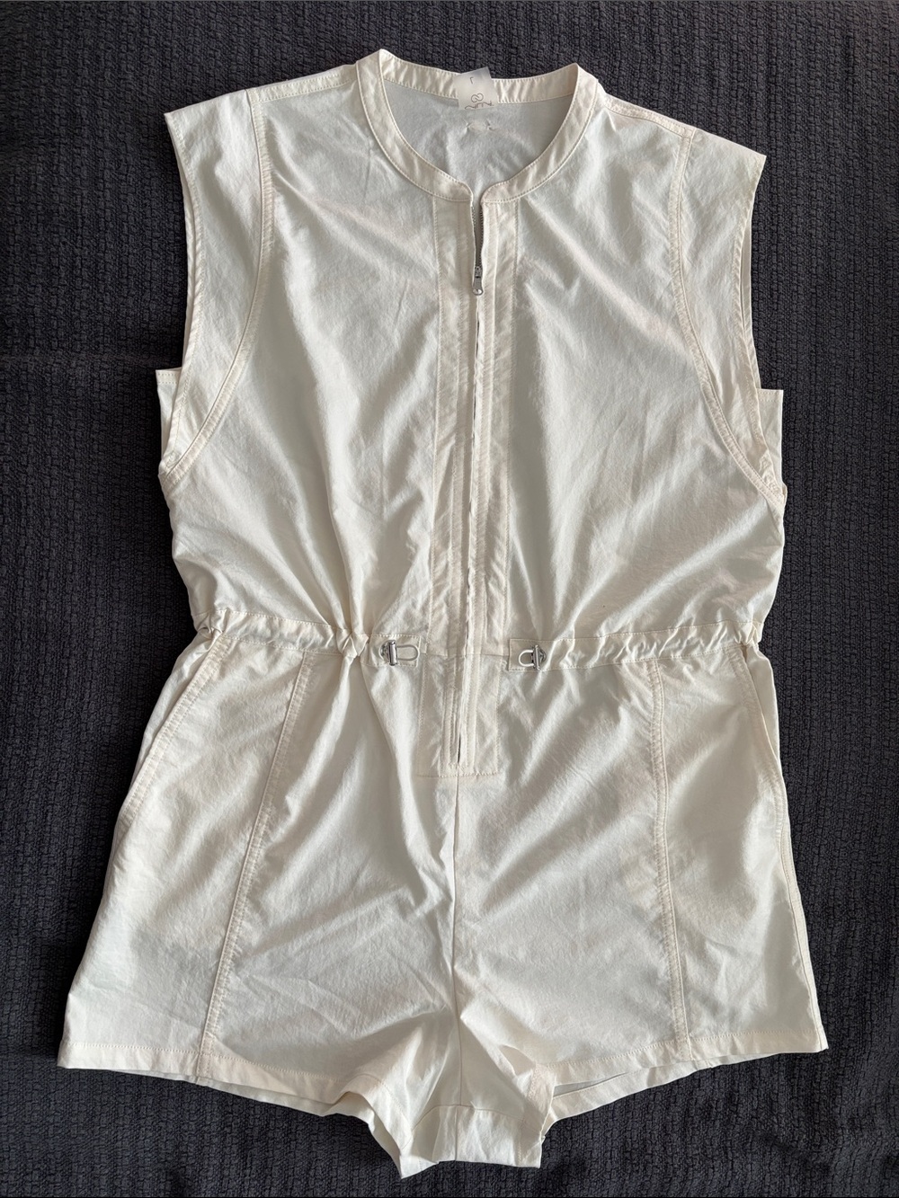CALIA by Carrie Underwood Cream Sleeveless Zip Front One-Piece Romper